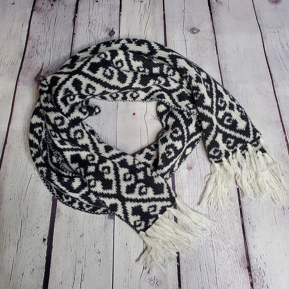 Canine Styles by QVC Black & Cream Diamond Print Wool Fringed Scarf - Picture 5 of 7